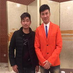 江濤與經紀人李志合影 